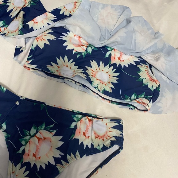 Ruffle bathing suit - Picture 4 of 5